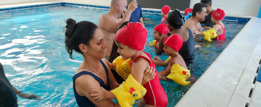 CEEVA proporcionou aula de natação em família aos estudantes da Educação Infantil!