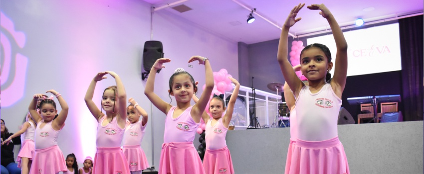 Graça e elegância: apresentações das bailarinas do Ceeva encantam as famílias