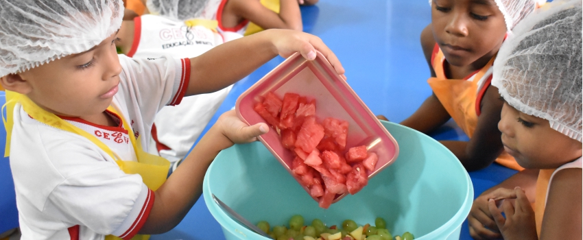 Saboreando a alfabetização: desvendando o universo das letras e sílabas por meio das frutas